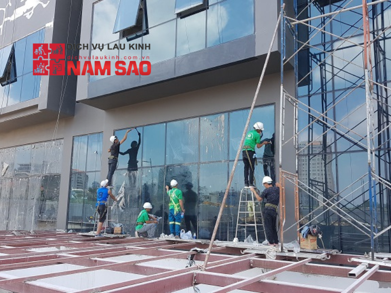 Tại sao nên lau kính nhà cao tầng theo định kỳ